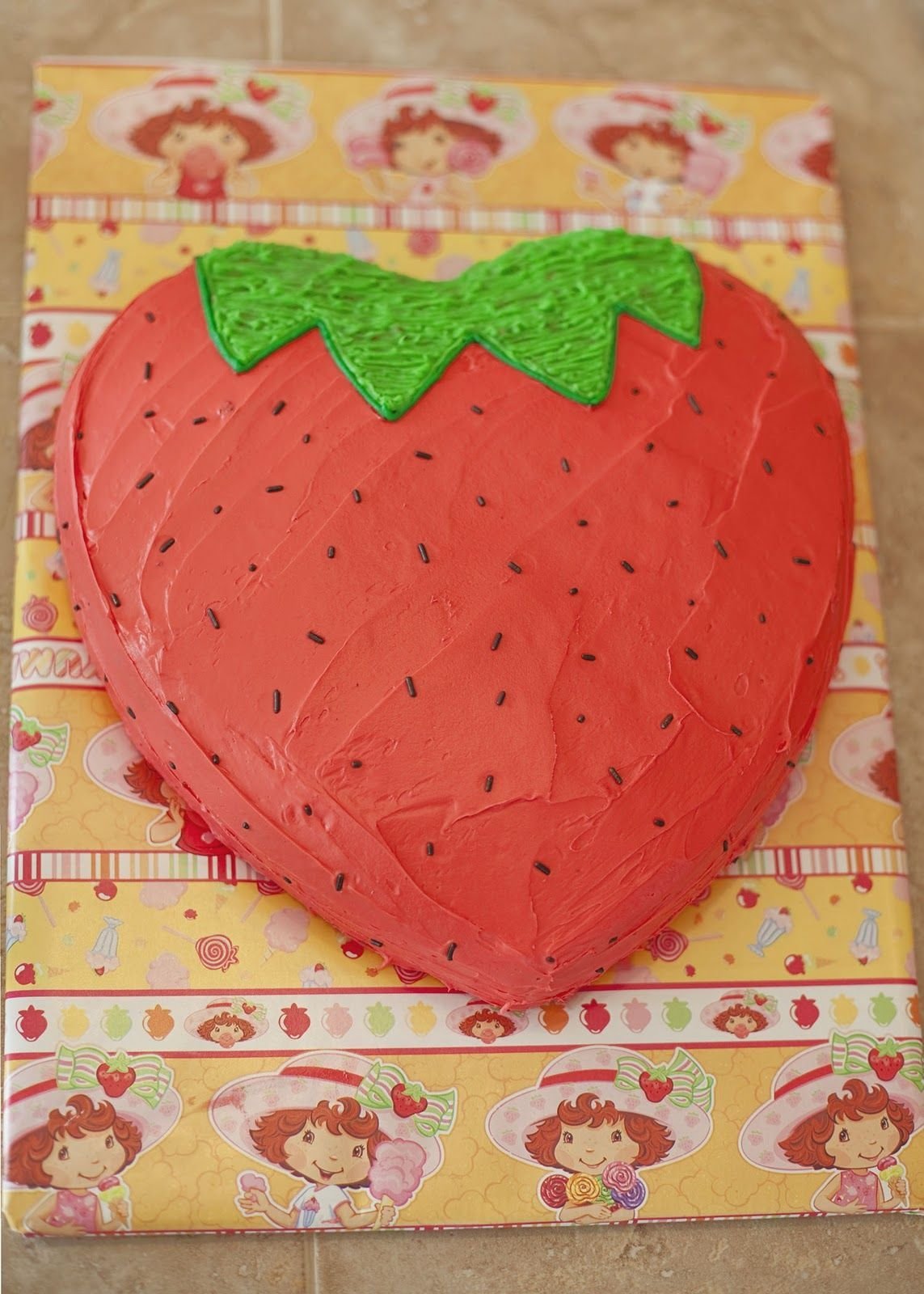 Торт в виде клубники кремовый