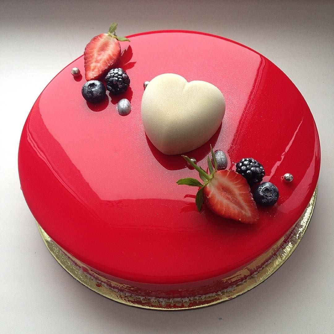 Пирожные в форме клубники