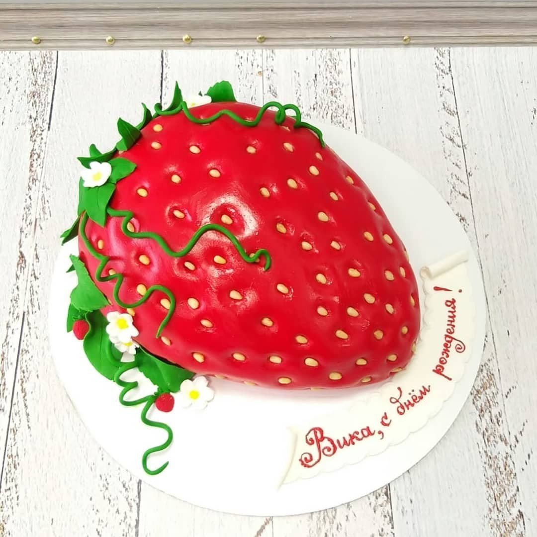 Торт в форме клубники