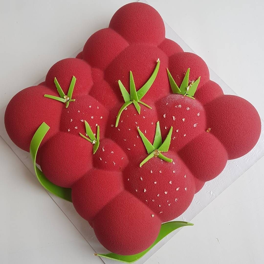 Торт в виде клубники