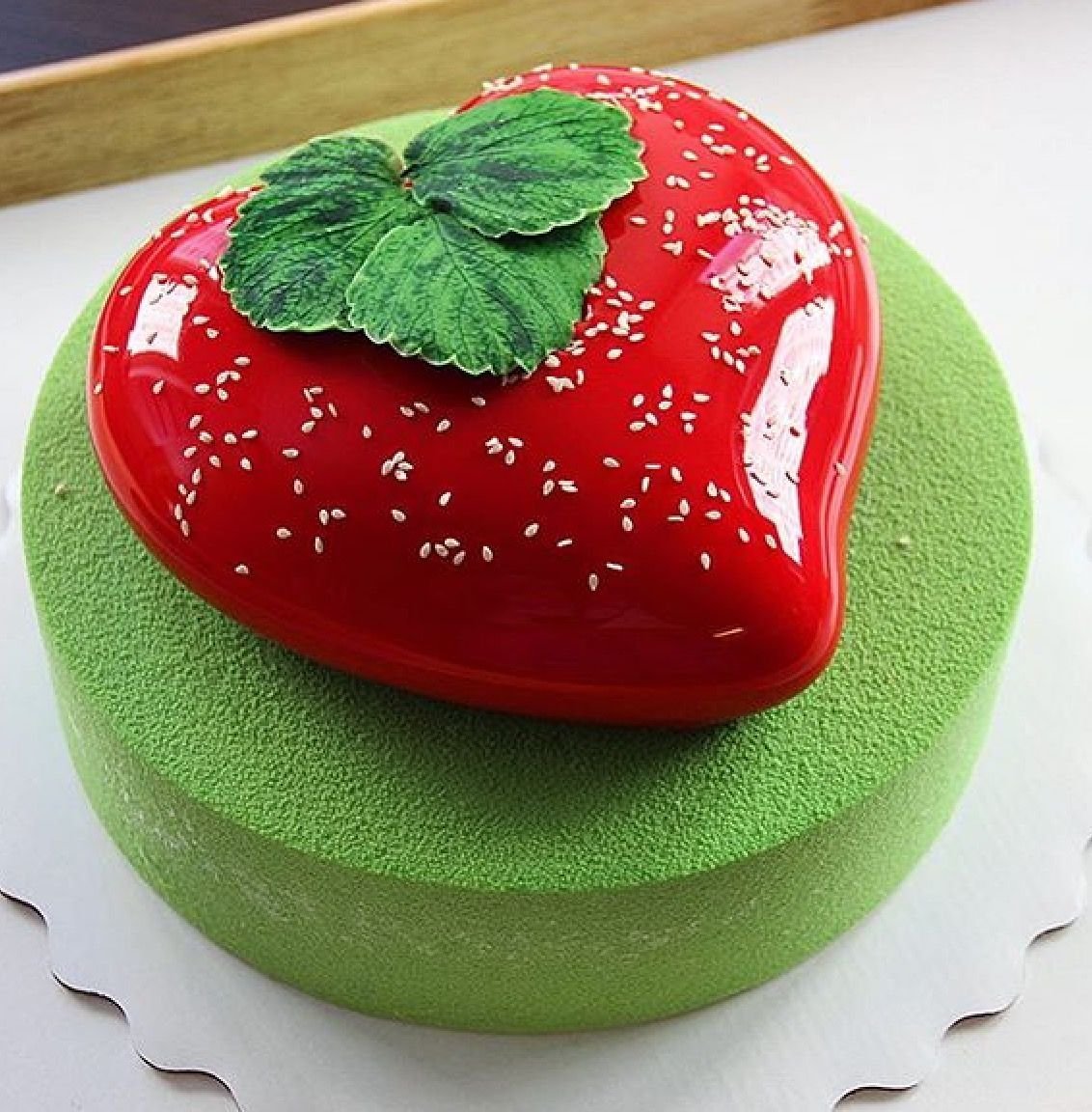 .Декор для торта в виде клубнички.