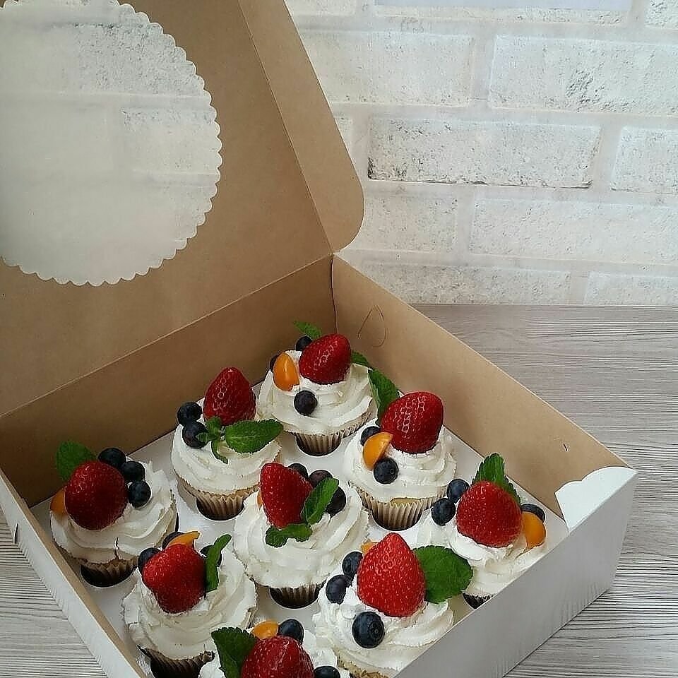 Зеленый торт с клубникой