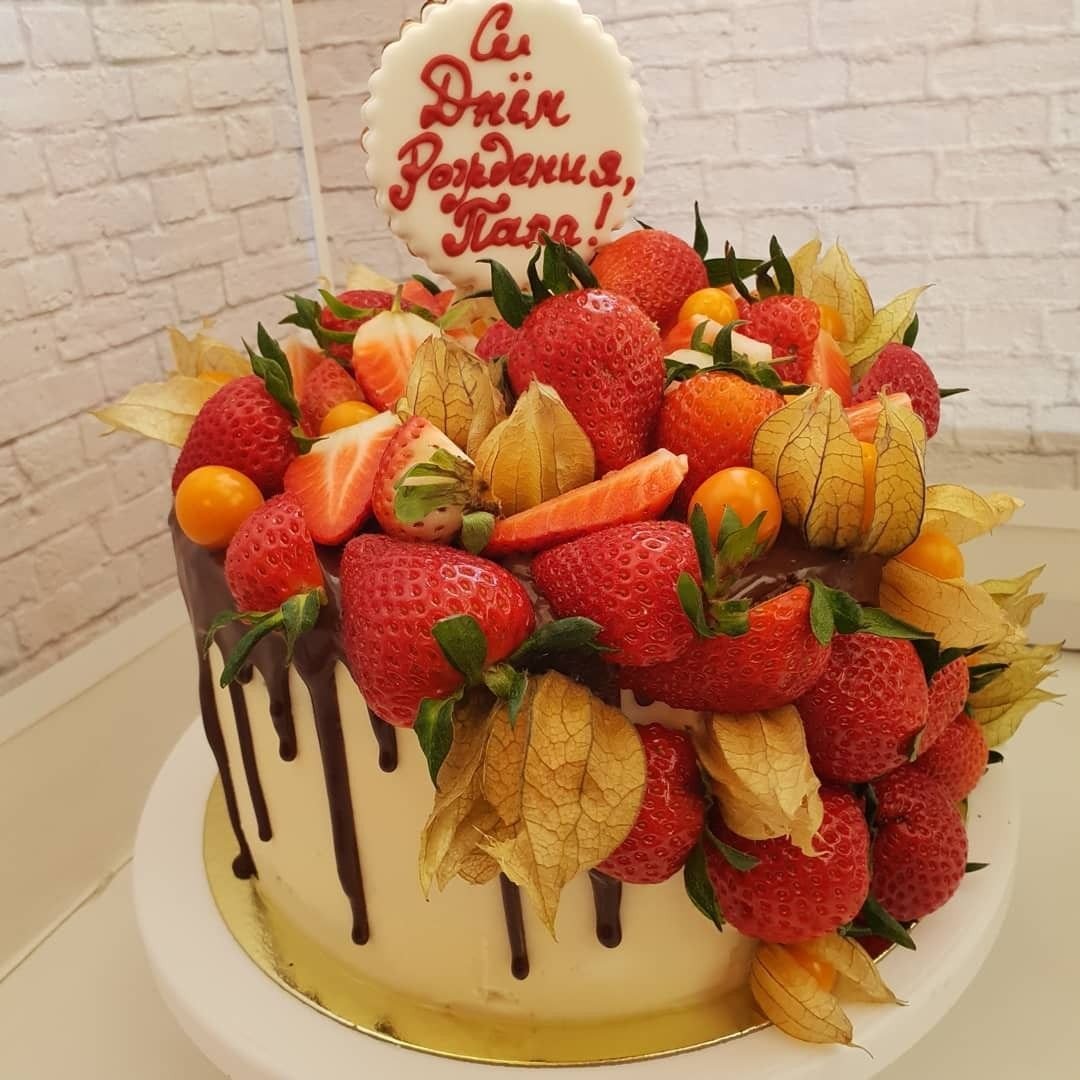 Торт с вафельным рожком и фруктами