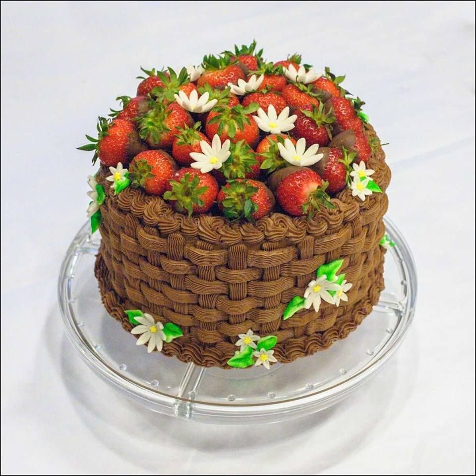Торт корзина с ягодами