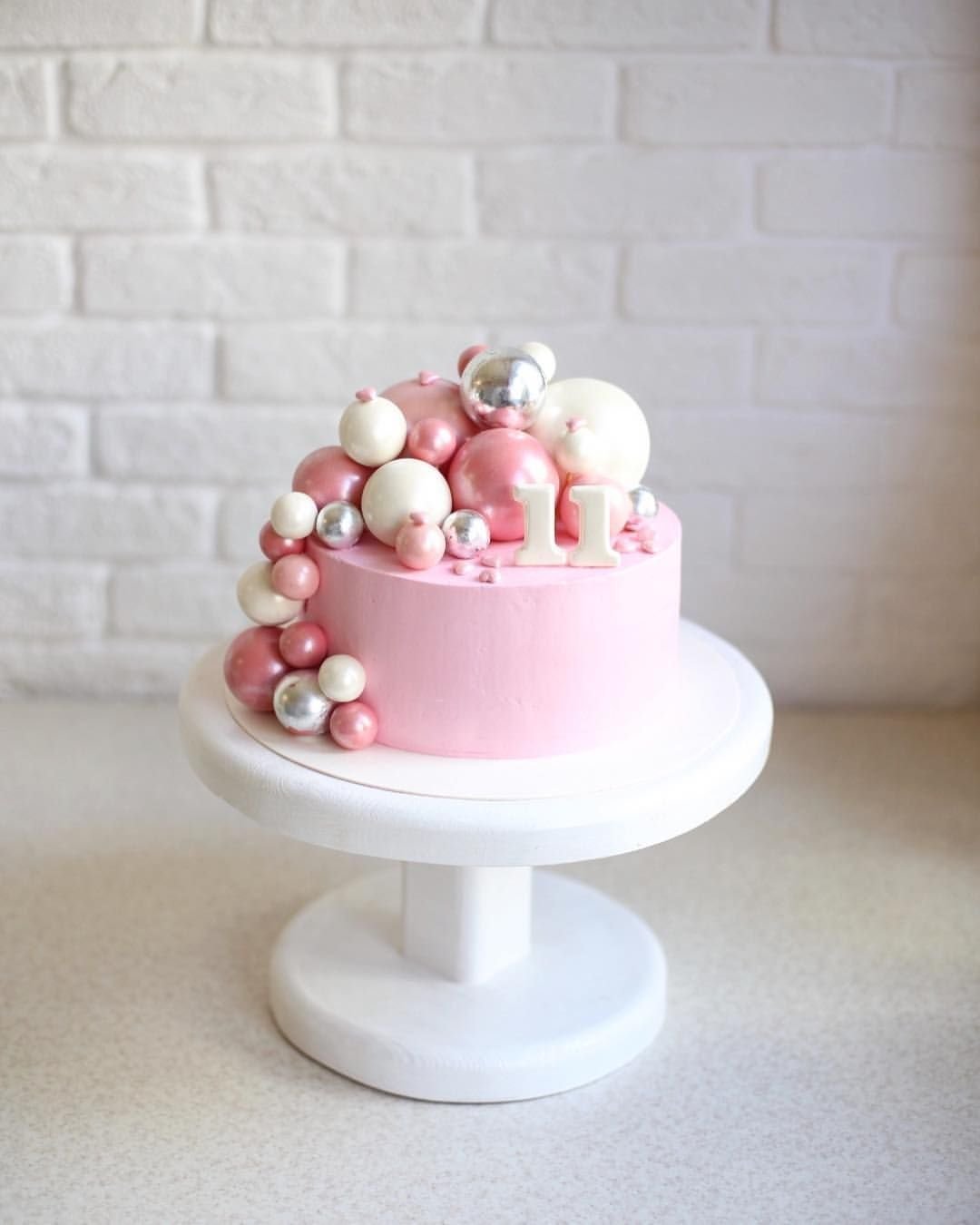 Торт детский с шоколадными шариками