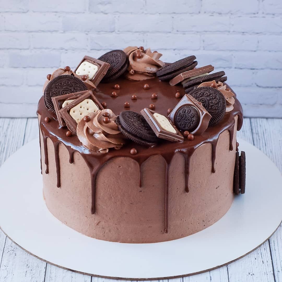 Украшение шоколадного торта для мальчика