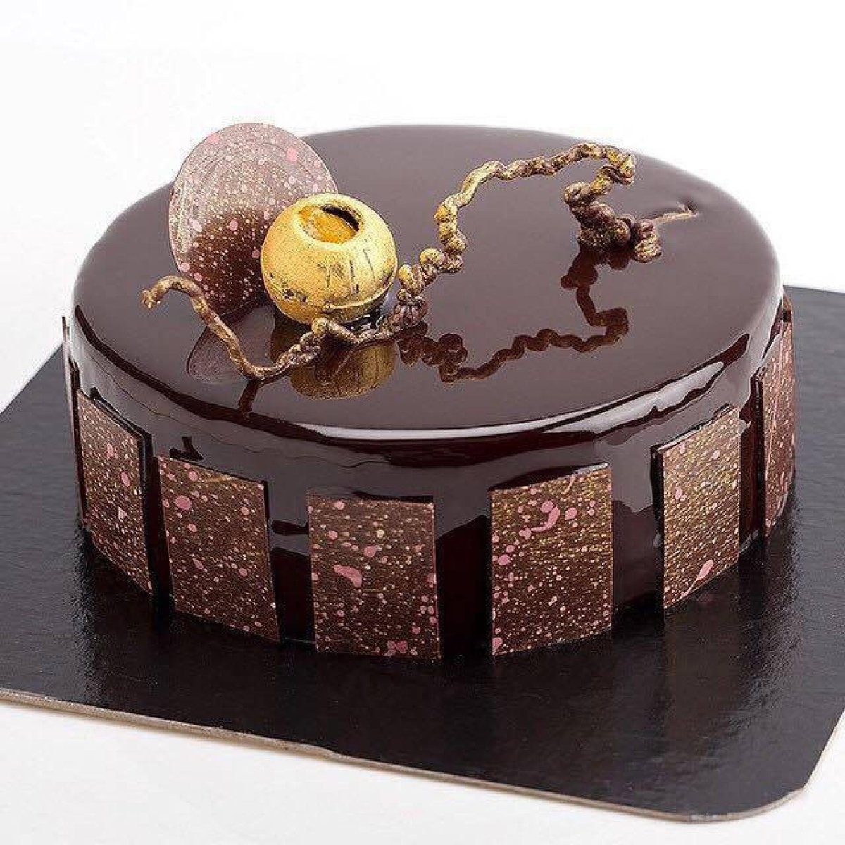 Торт с шоколадным декором