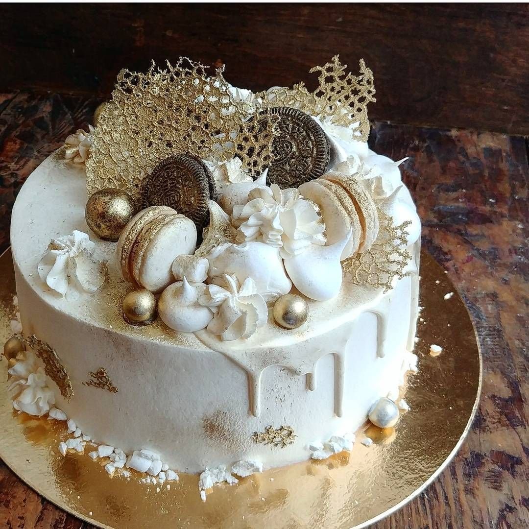 Торт украшенный золотом