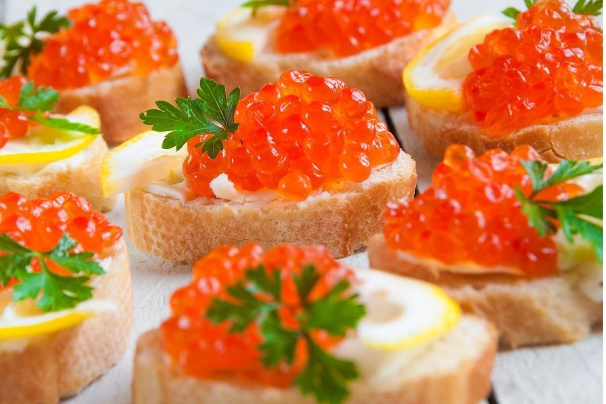 Брускетты с красной икрой