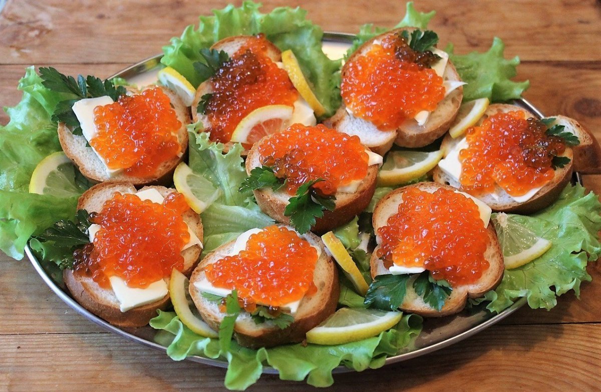 Бутерброды с красной икрой на праздничный стол