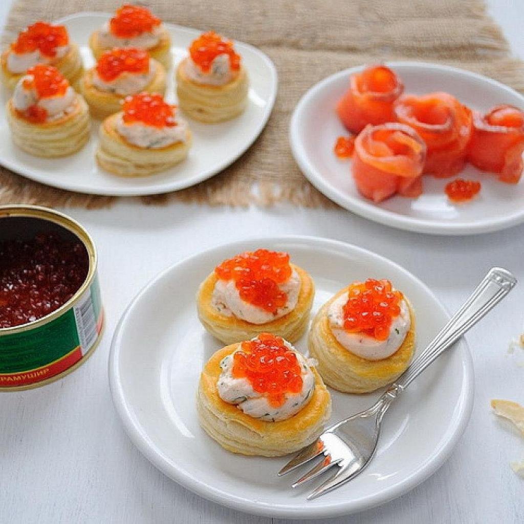 Закуски с икрой и крекером