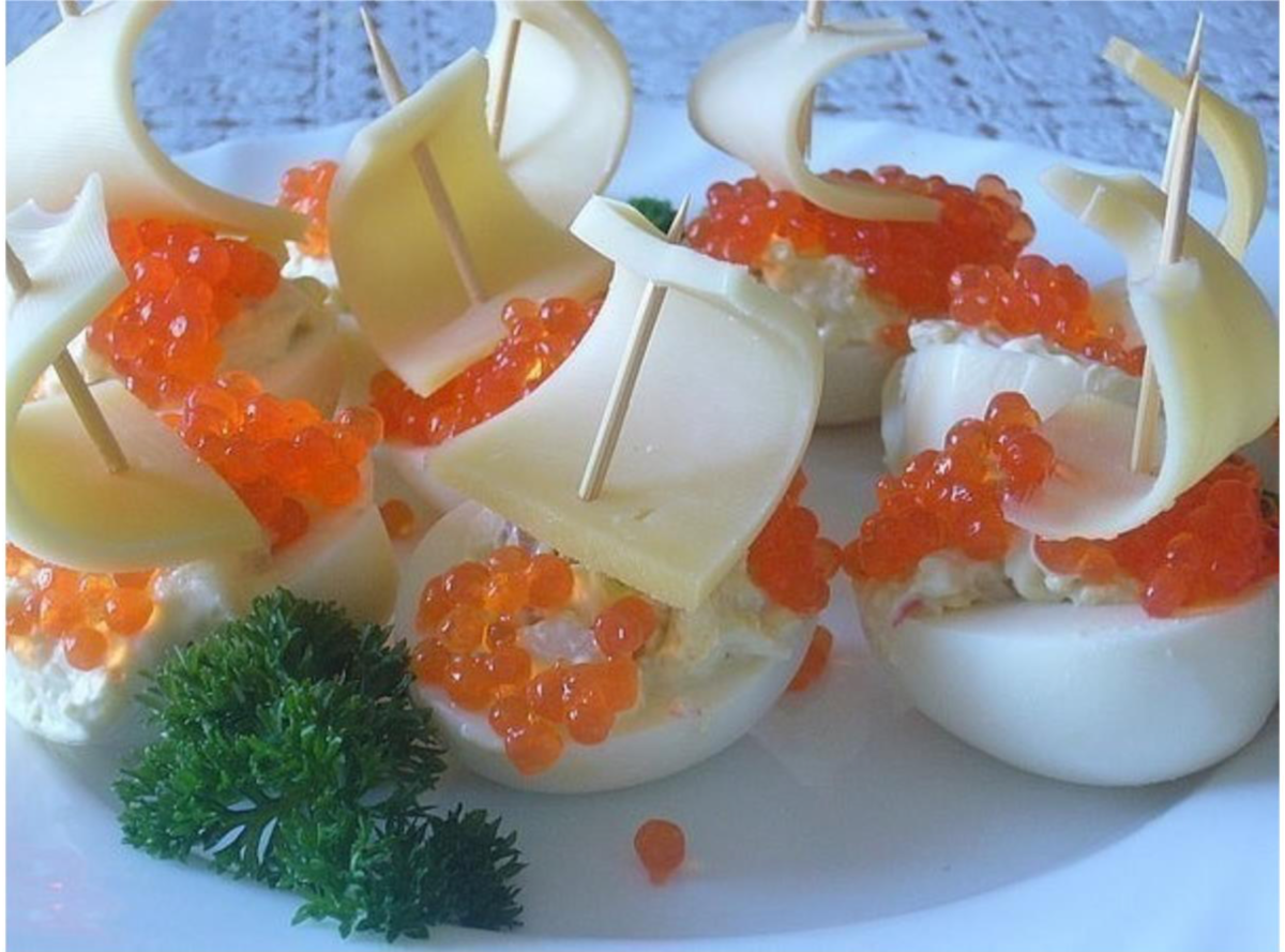 Украшение бутербродов с икрой