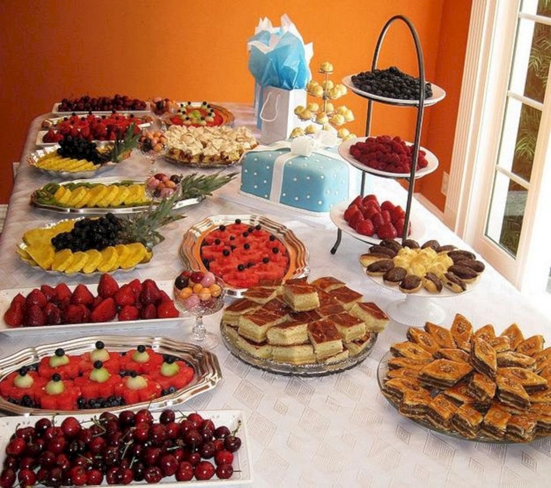 Скромный праздничный стол