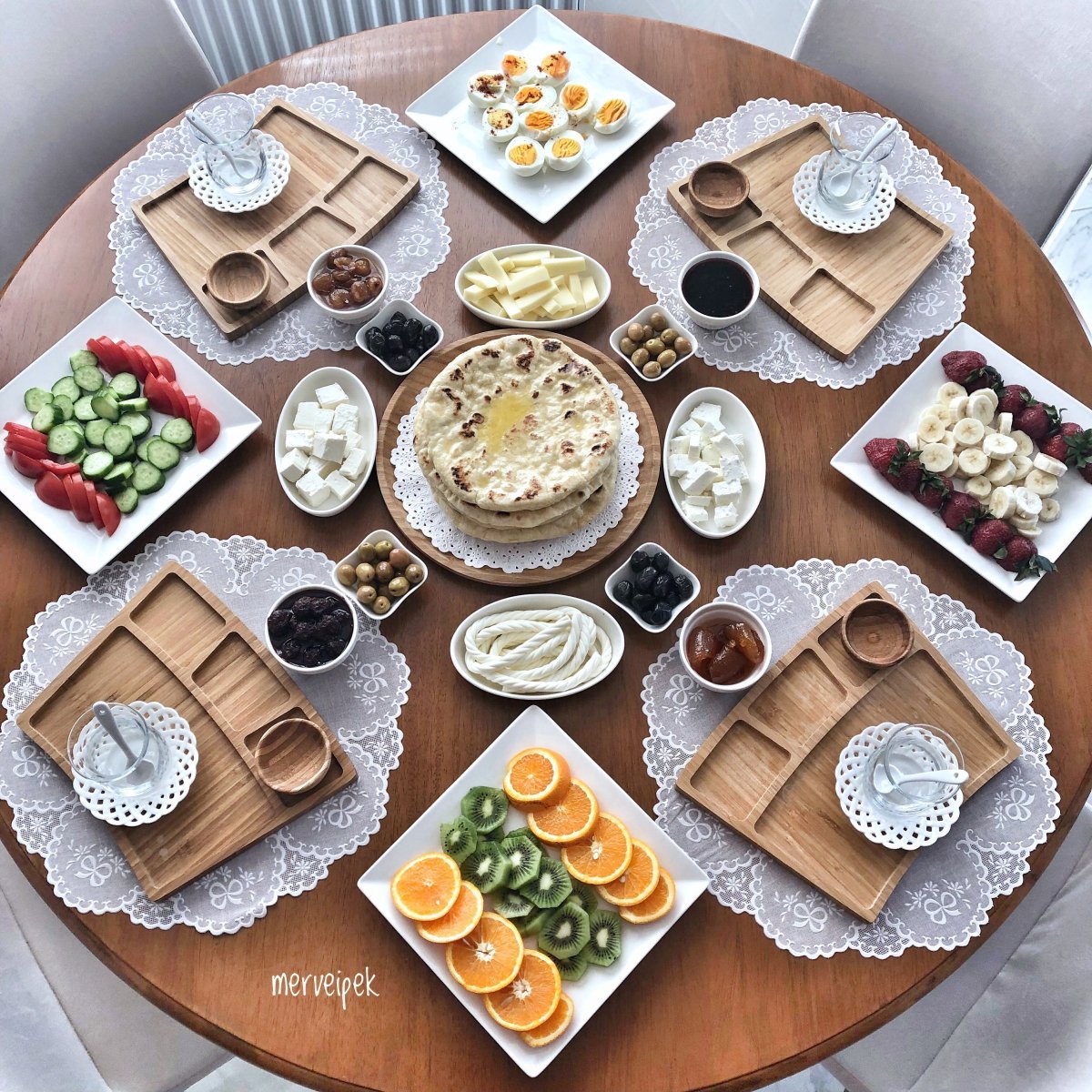 Накрыть праздничный стол