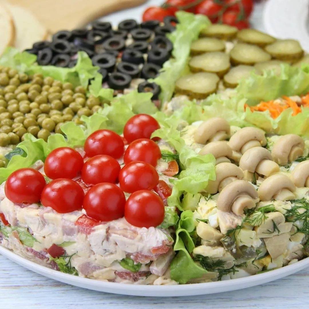 Овощи на листьях салата