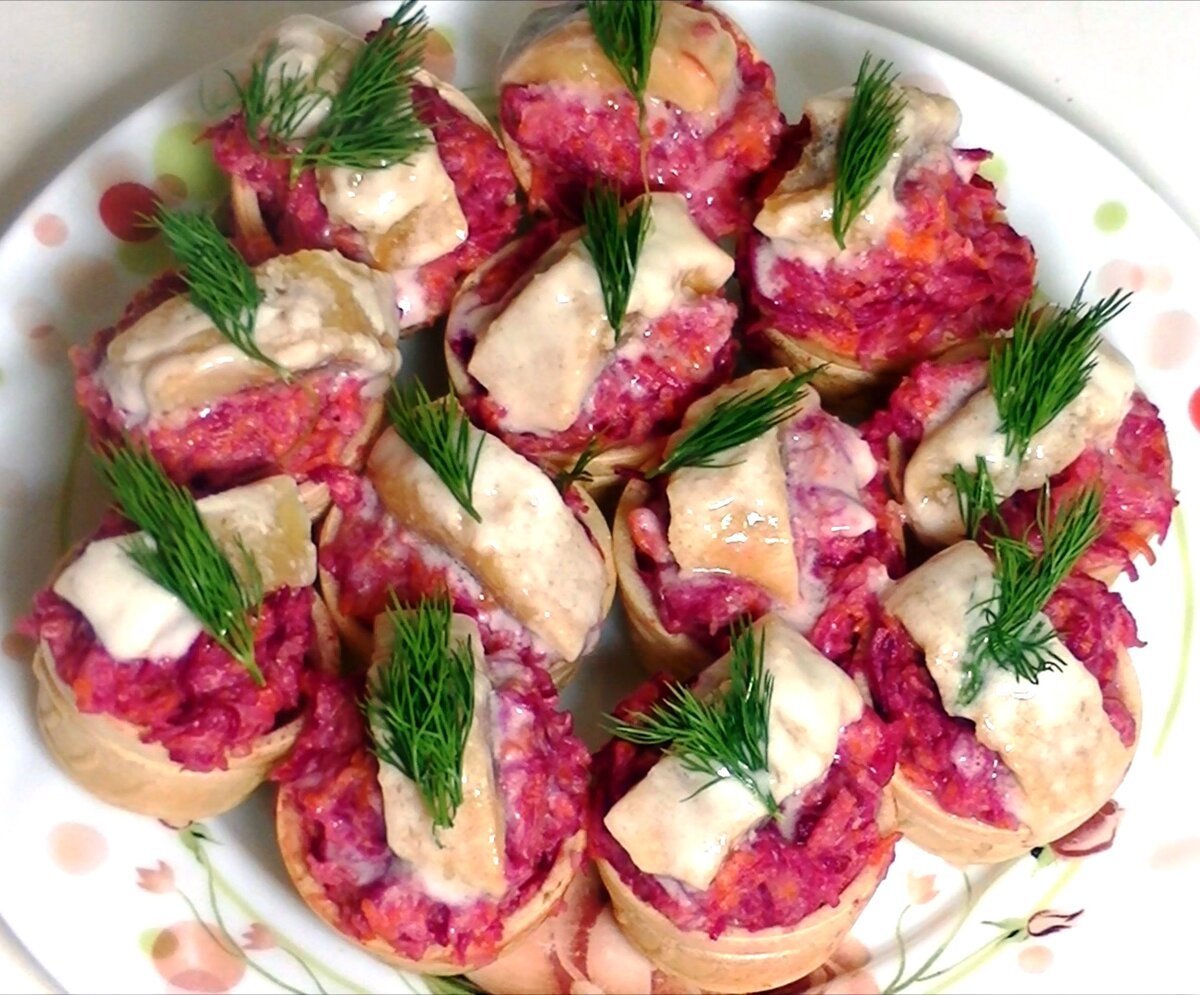 Отварной мясной рулет, начиненный морковью