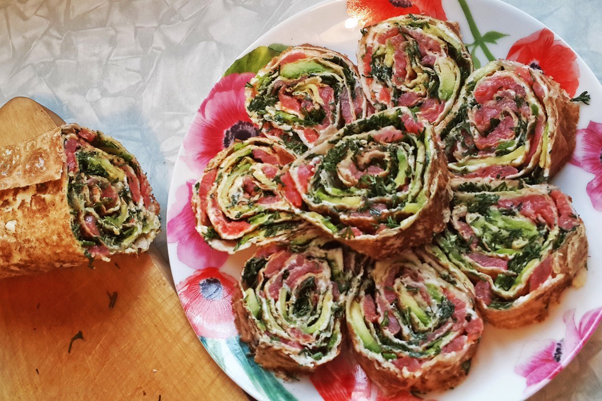 Роллы из лаваша с семгой и огурцом