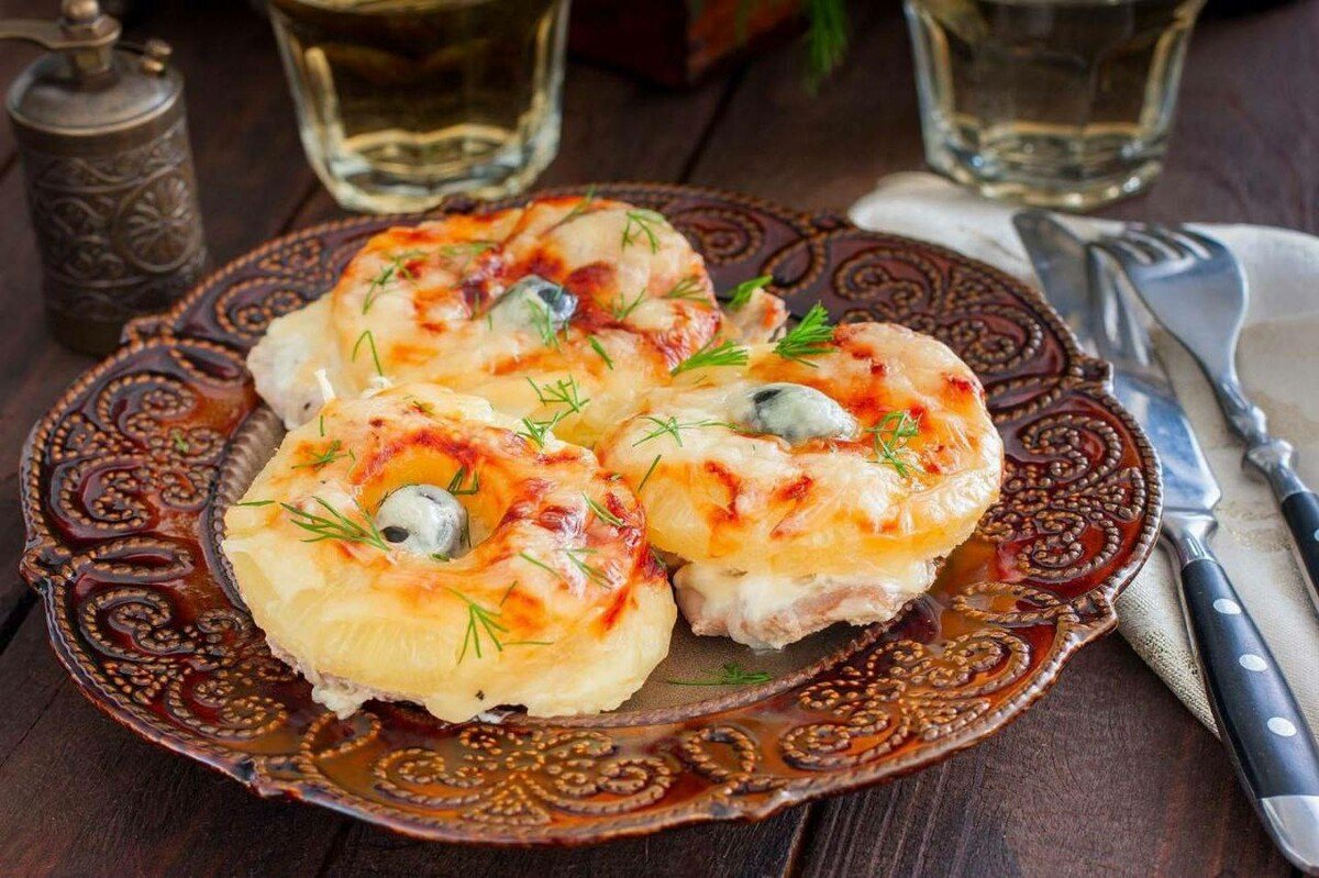 Мясо с ананасами в духовке с сыром