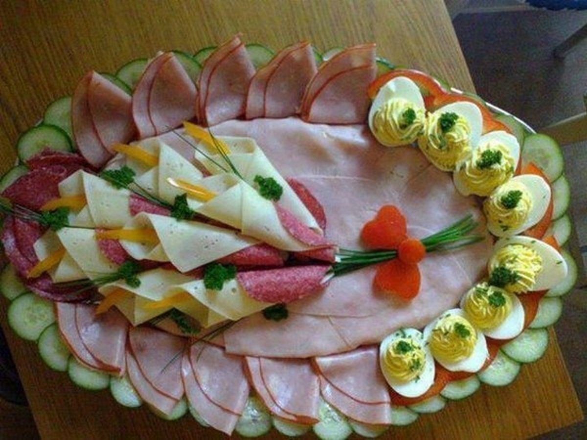 Нарезка на праздничный стол овощная и мясная