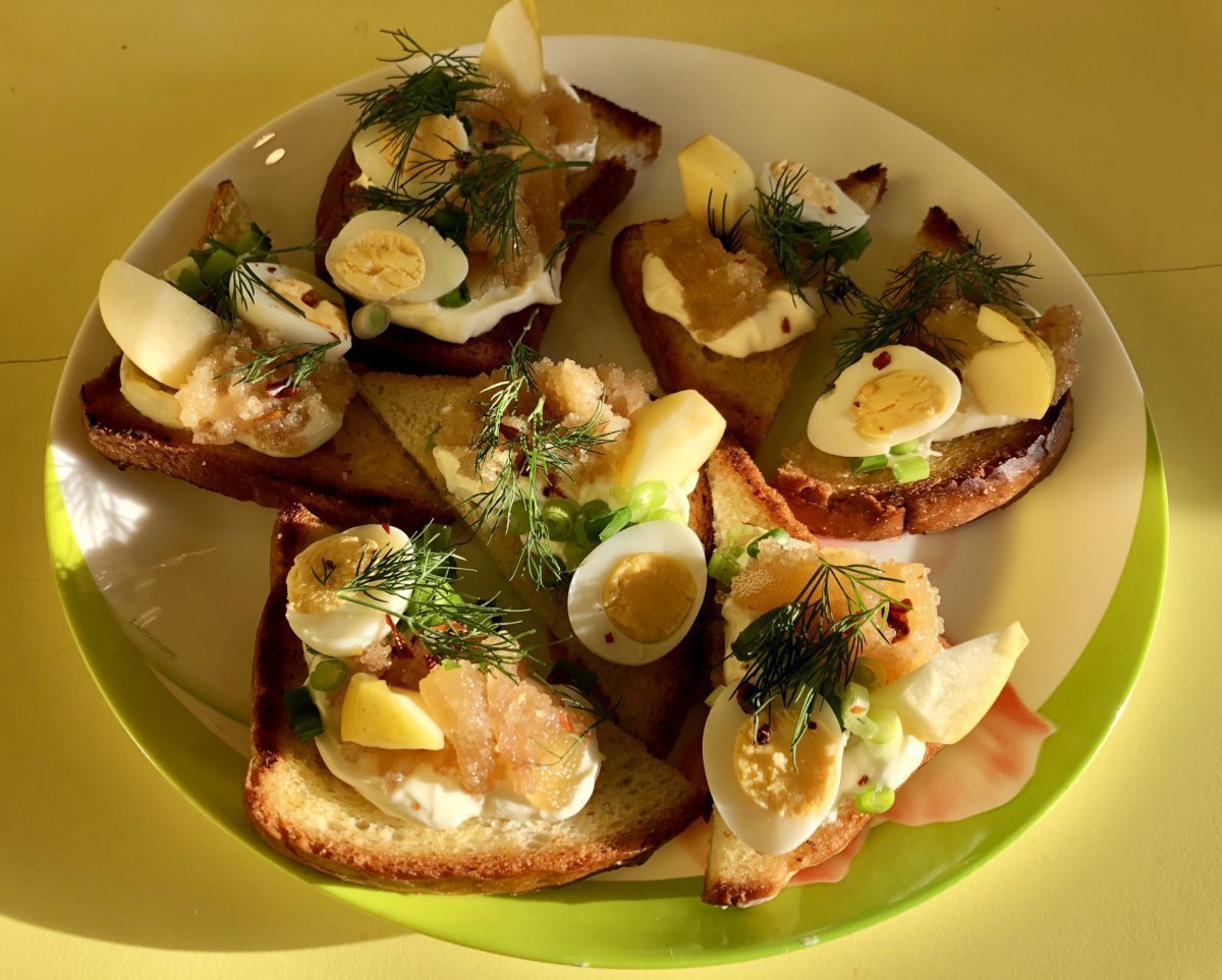 Бутерброды с копченой колбасой на праздничный стол