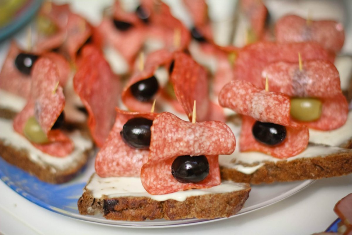 Бутерброды с колбасой на праздничный стол