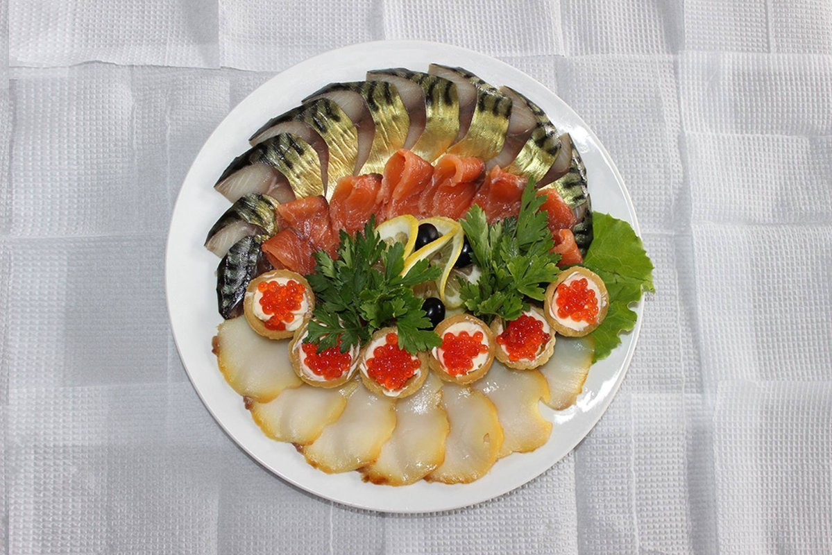 Красивая нарезка колбасы и сыра