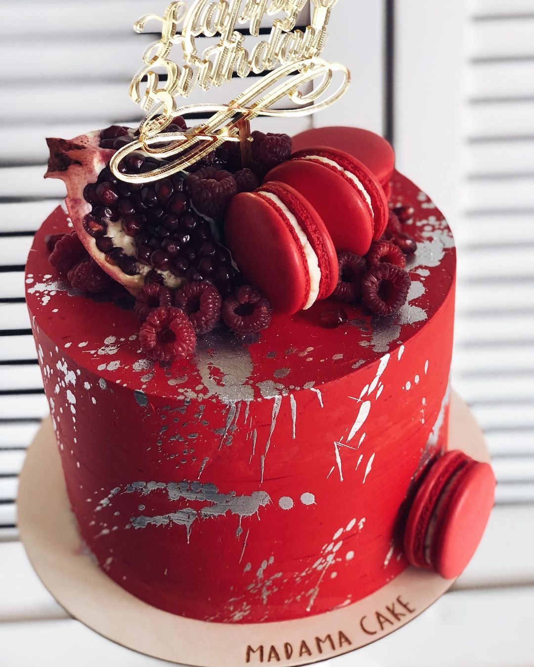 Украшение торта красный бархат гранатом