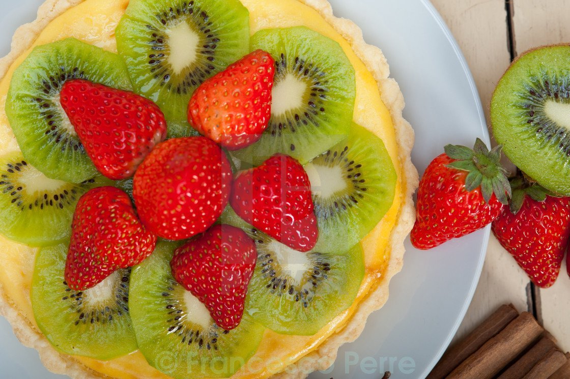 Украшение торта клубникой и киви