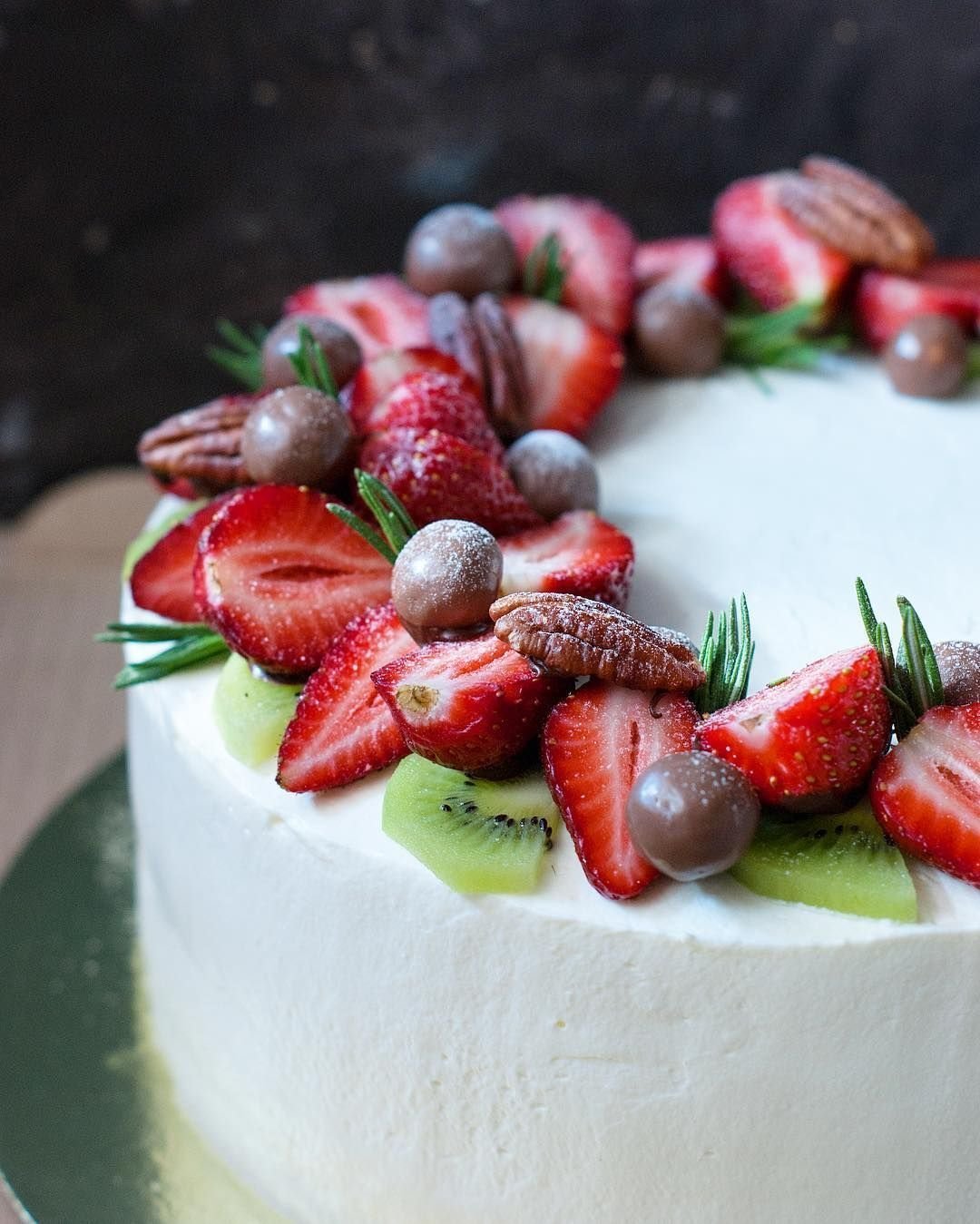 Украшение торта клубникой, киви, голубикой