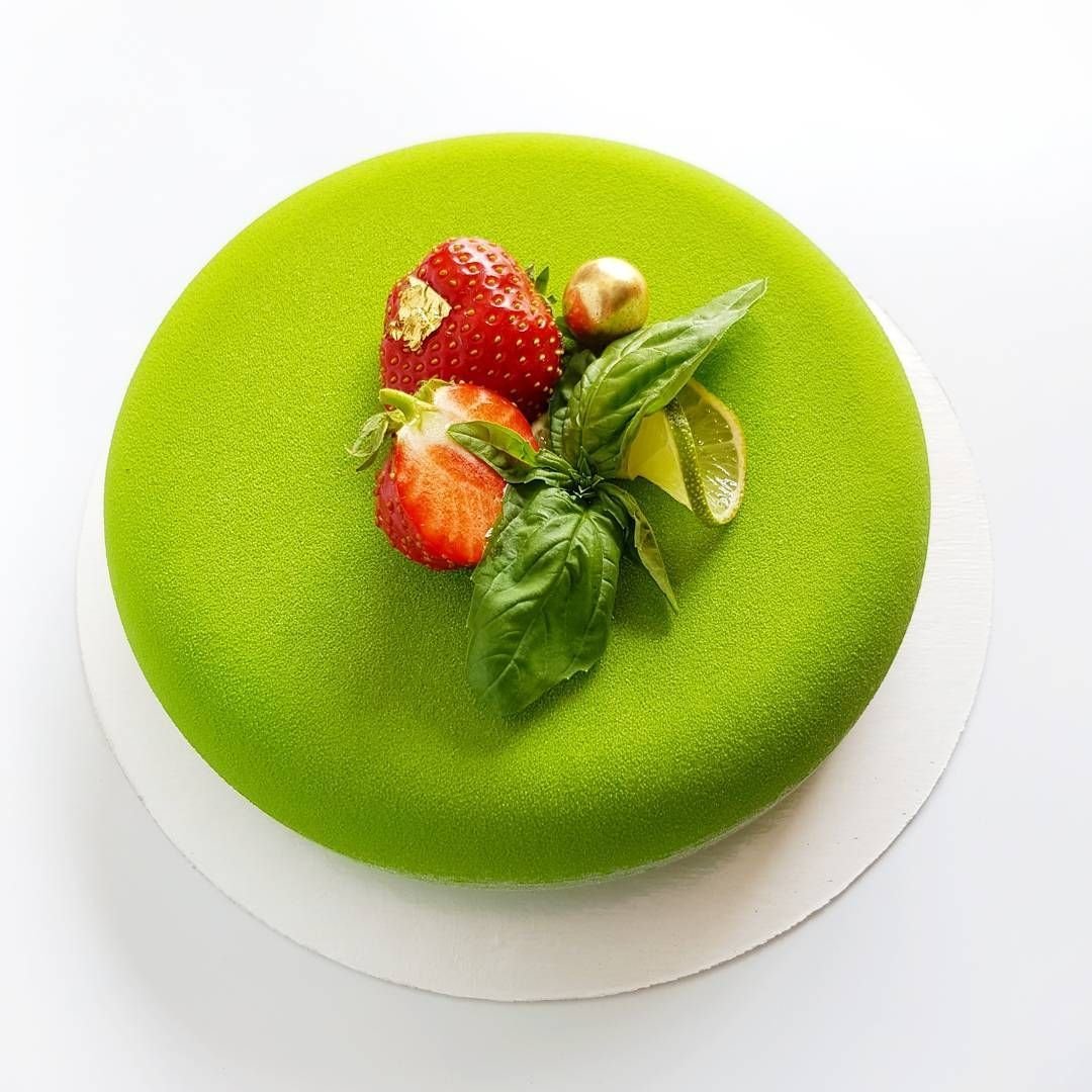 Торт украшенный клубникой прямоугольный