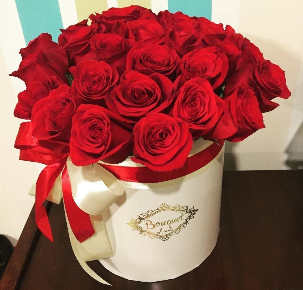 Шикарные букеты красных роз в коробке