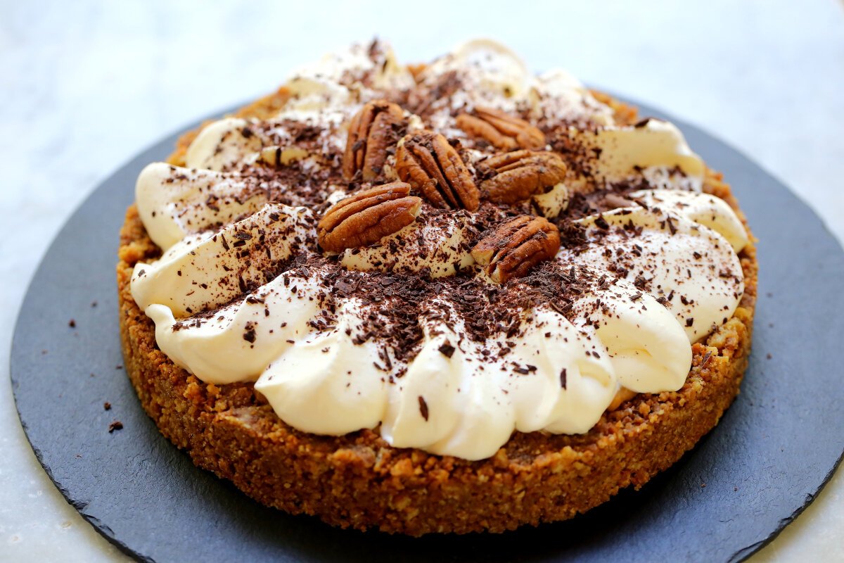 Украшение торта бананом