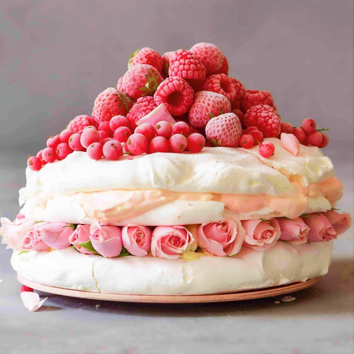 Торт с макарунс и меренгами