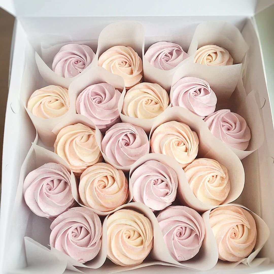 Торт украшенный безе