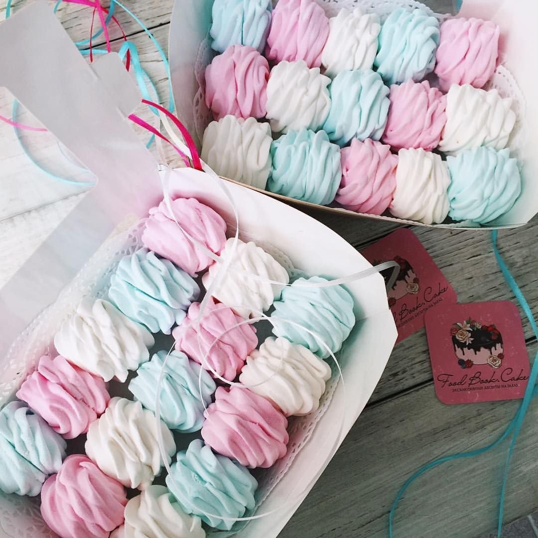 Украшение торта кремовыми розами