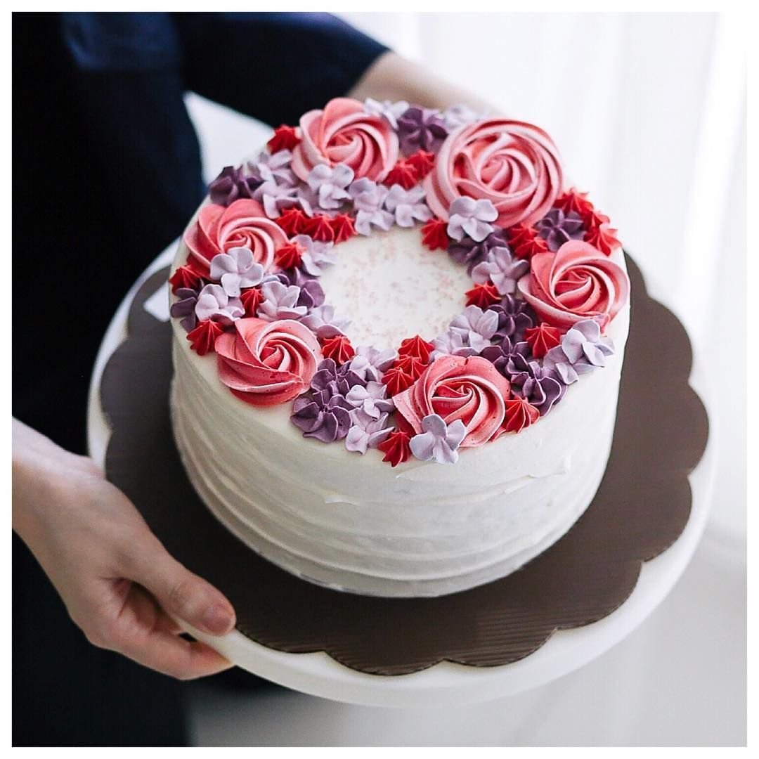 Идеи торта женщине. Украшение торта. Красивое украшение торта. Красивые кремовые торты. Кремовое украшение торта.