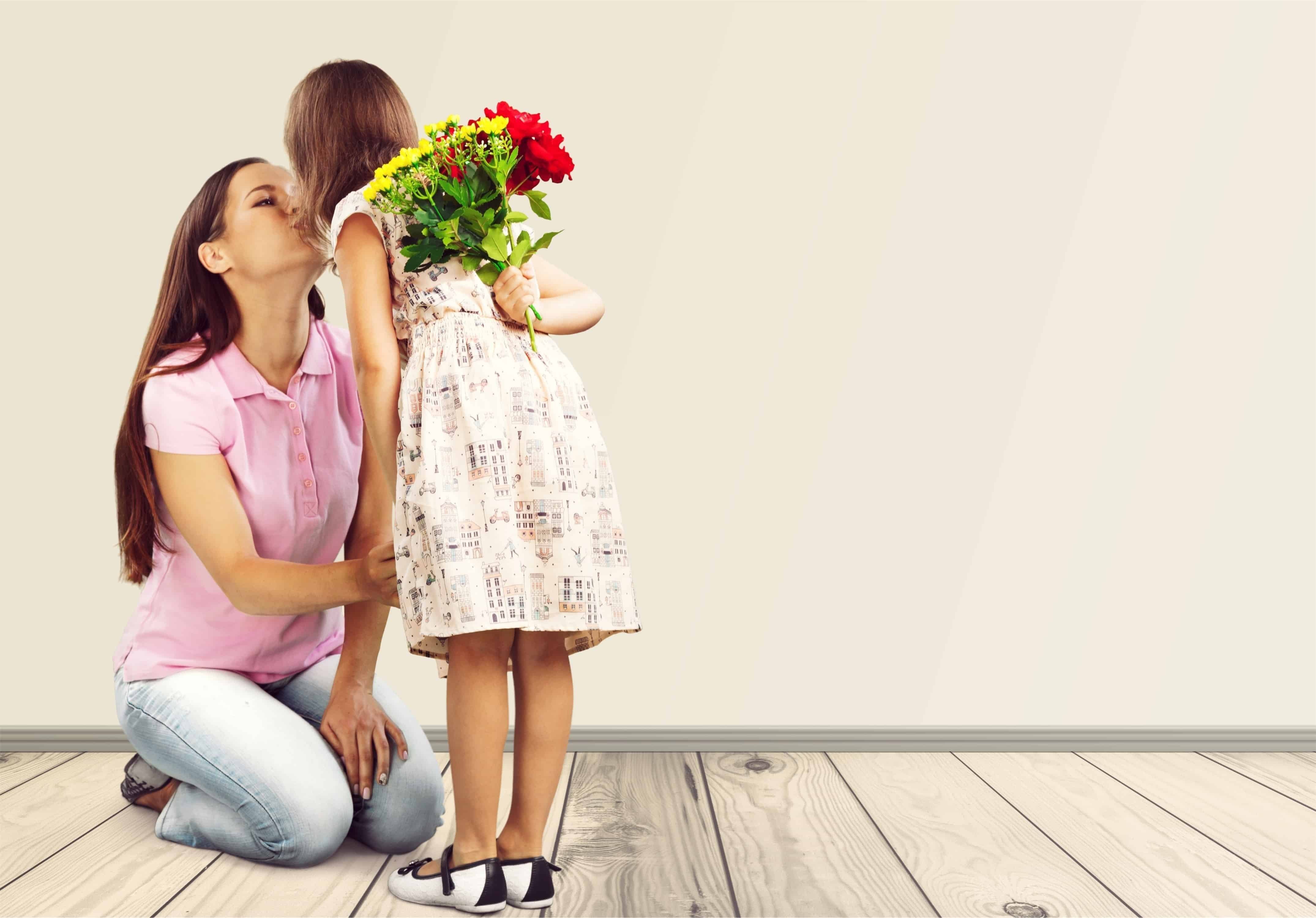 Связанная мама и дочка. Мама и дочка. Мать и дочь вместе. Мама с дочкой цветы. Парные обои для мамы и Дочки.
