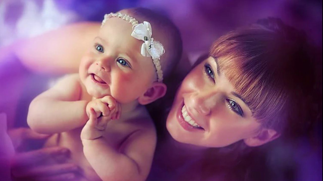 Сына и дочку и точка песня. День матери. Красивая мама. С днём матери картинки красивые. Счастливые глаза ребенка.