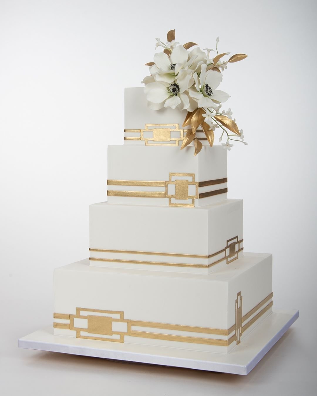 Трехъярусный торт красный бархат