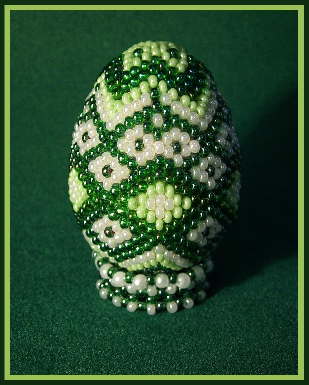 Яйцо оплетенное бисером красное