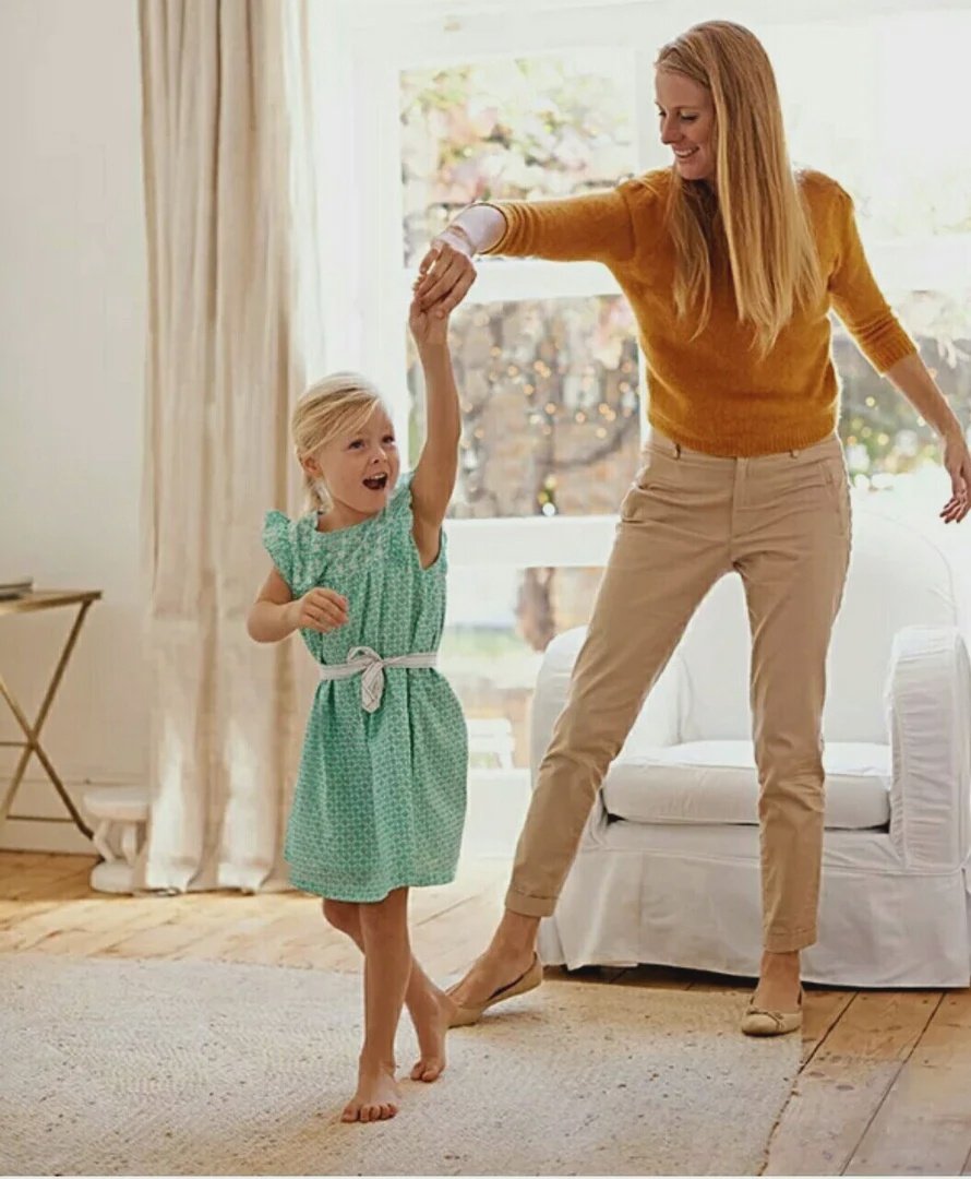 Дети красят ресницы