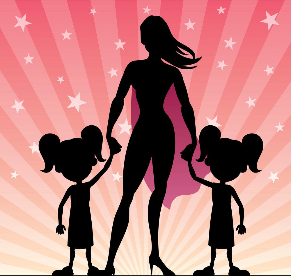 Дети обнимают маму с цветами