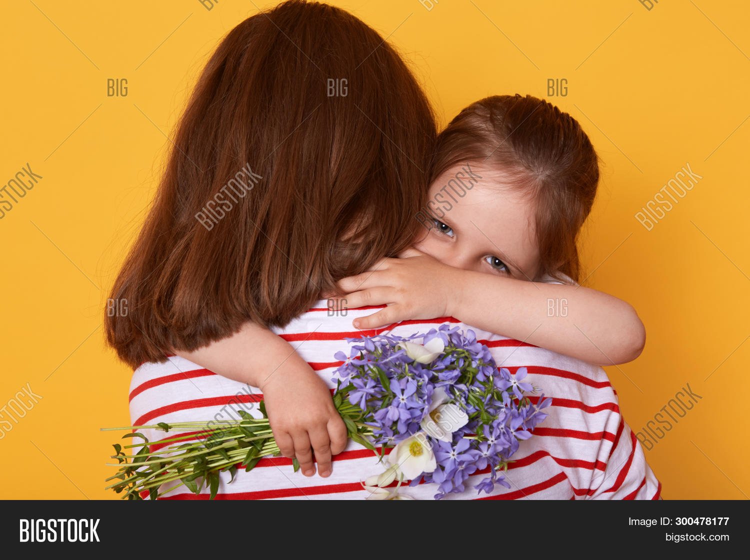 Крокус сити нашли маму обнимающего ребенка. Мама обнимает дочку. Ребенок дарит цветы маме. Девочка обнимается с мамой. Взрослая дочь обнимает маму.