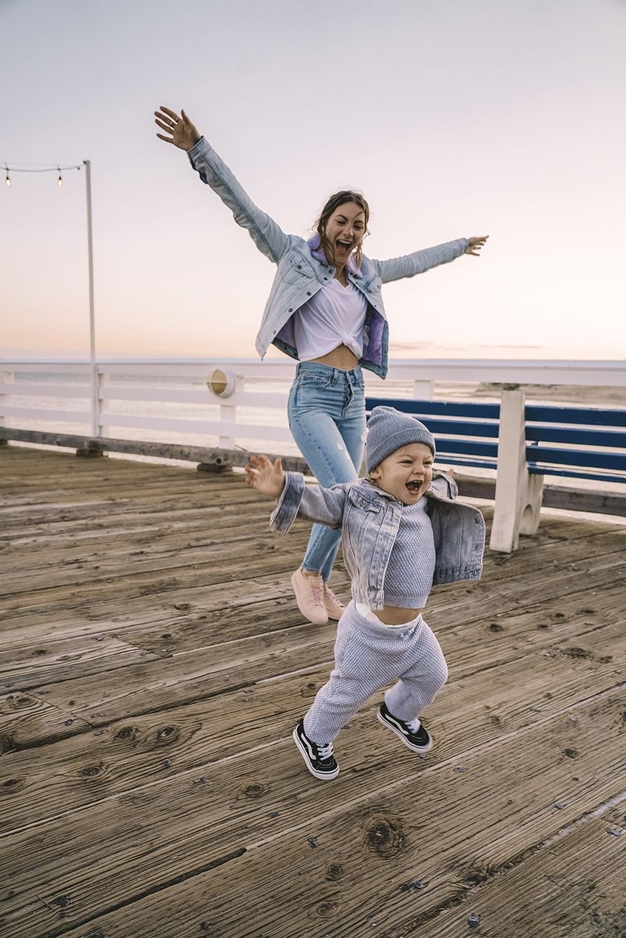 День матери дети объятия