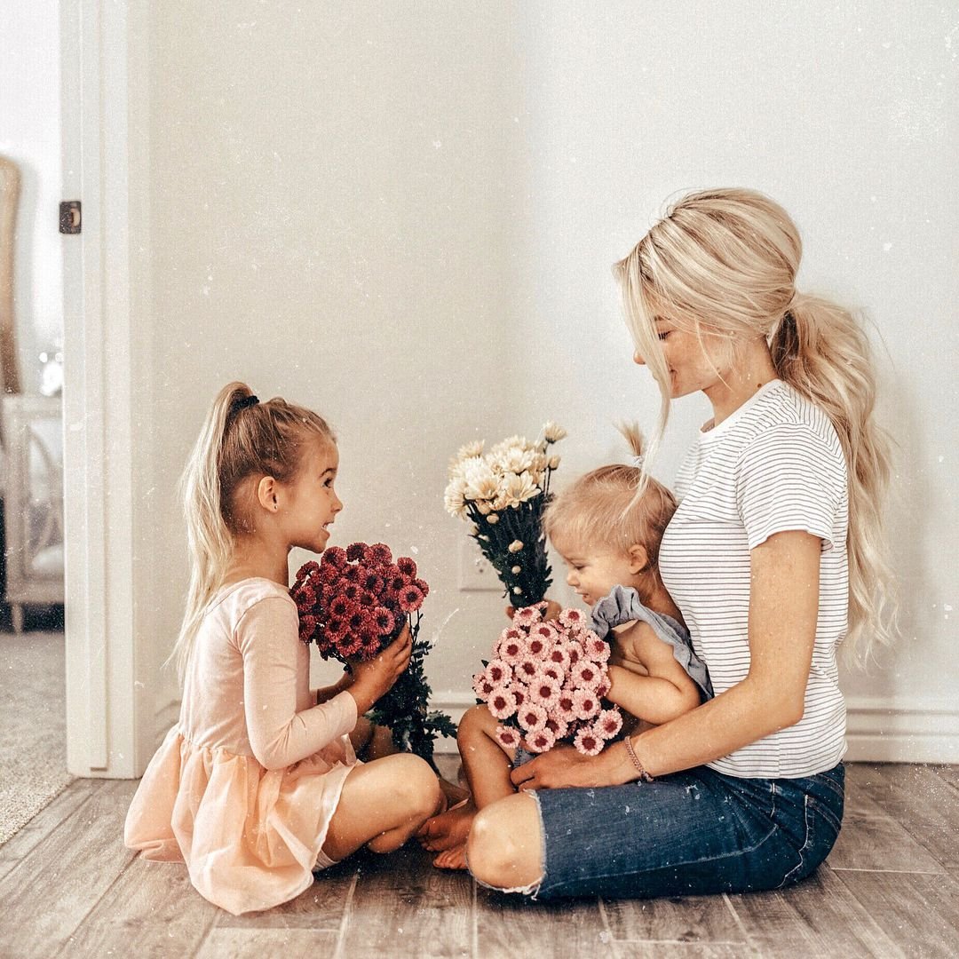 Мама танцует с ребенком