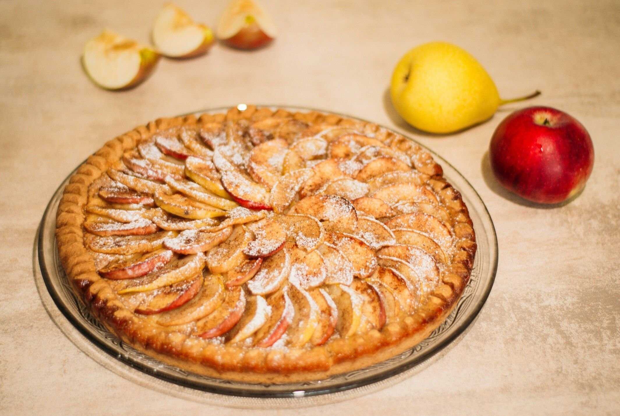 Пироги с грушей простой рецепт. Баварский грушевый пирог. Пирог песочный грушевый. Яблочно грушевый пирог. Шарлотка с яблоками.