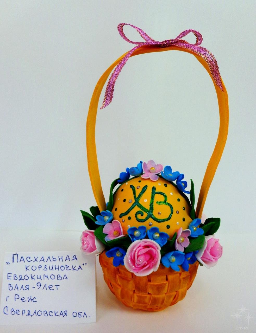 Пасхальная корзинка с цветами из гофрированной бумаги