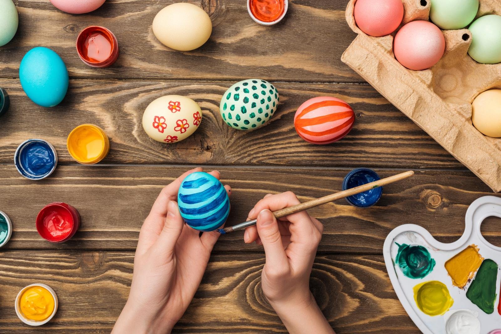 Дети красили яйца. Покрасить яйца на Пасху. Красиво покрасить яйца на Пасху. Способы крашения яиц на Пасху традиционно. Красим яйца на Пасху.