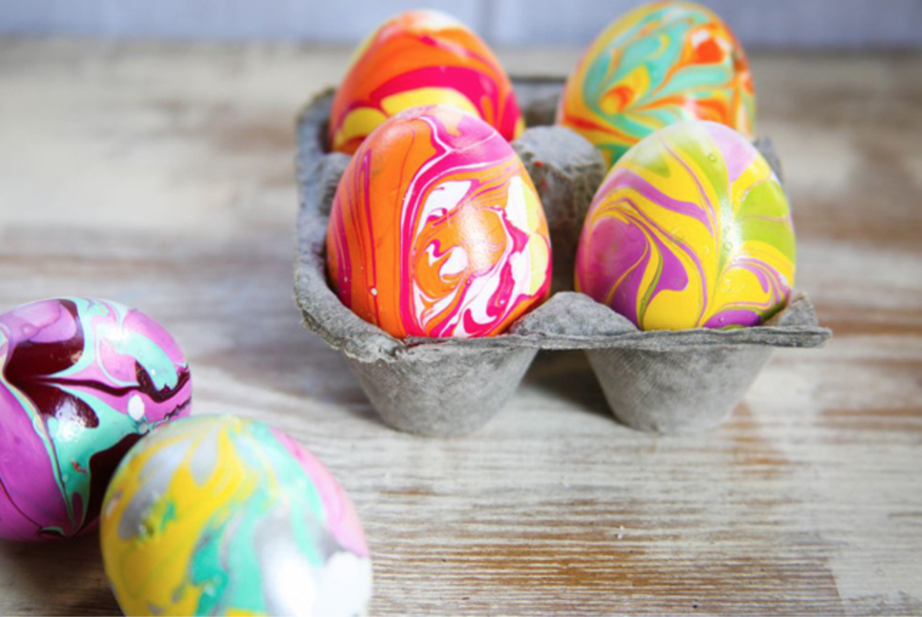 Как покрасить яйца фломастерами и салфеткой. Способы окраски пасхальных яиц. Необычные яйца на Пасху. Пасхальные яйца идеи покраски. Необычные способы окраски пасхальных яиц.