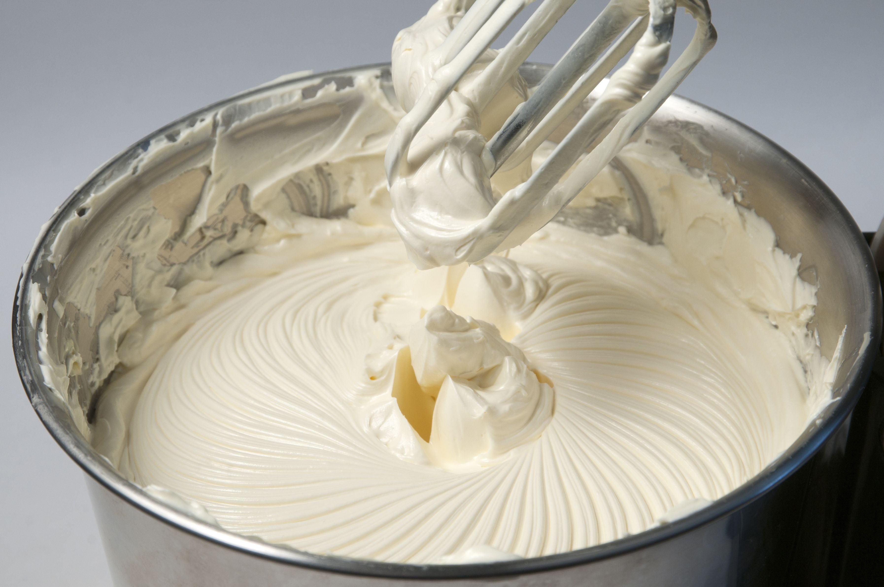 Приготовить крем из сгущенки и сливочного масла. Заварной крем чиз. Сливочный крем "пятиминутка". Крем для торта для взбивания. Масляный крем.